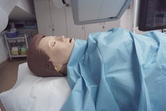 Medicinsk attrapp som omges av medicinsk utrustning arkivfoton Medicinsk attrapp som omges av medicinsk utrustning arkivfoton