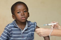 Medico bianco che fa a ragazzo dell'africano nero un'iniezione dell'ago come vaccinazione Fotografie Stock Libere da Diritti Medico bianco che fa a ragazzo dell'africano nero un'iniezione dell'ago come vaccinazione Fotografie Stock Libere da Diritti