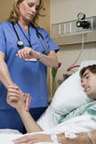 Medico che controlla impulso dei pazienti immagine stock libera da diritti Medico che controlla impulso dei pazienti immagine stock libera da diritti