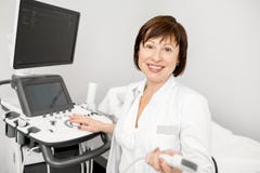 Medico con l'attrezzatura di ultrasuono immagine stock libera da diritti Medico con l'attrezzatura di ultrasuono immagine stock libera da diritti