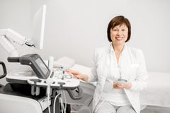 Medico con l'attrezzatura di ultrasuono fotografia stock Medico con l'attrezzatura di ultrasuono fotografia stock
