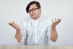 Medico del giovane uomo bello o camice d'uso di scientis con le mani di gesto di incredulit? su e l'espressione emozionante del f fotografia stock Medico del giovane uomo bello o camice d'uso di scientis con le mani di gesto di incredulit? su e l'espressione emozionante del f fotografia stock