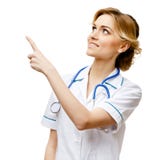 Medico della donna che sta sul fondo bianco immagine stock libera da diritti Medico della donna che sta sul fondo bianco immagine stock libera da diritti