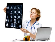Medico della donna che sta sul fondo bianco fotografie stock Medico della donna che sta sul fondo bianco fotografie stock