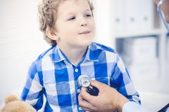 Medico e bambino paziente Ragazzino d'esame del medico Visita medica regolare in clinica Medicina e sanit? immagine stock Medico e bambino paziente Ragazzino d'esame del medico Visita medica regolare in clinica Medicina e sanit? immagine stock