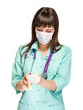 Medico femminile che indossa maschera chirurgica fotografia stock Medico femminile che indossa maschera chirurgica fotografia stock