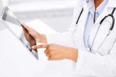 Medico femminile che lavora con il pc della compressa immagine stock Medico femminile che lavora con il pc della compressa immagine stock