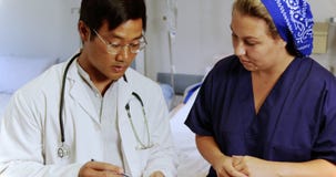 Medico maschio che interagisce con l'infermiere femminile 4k archivi video Medico maschio che interagisce con l'infermiere femminile 4k archivi video