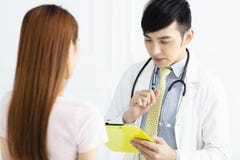 medico maschio che parla con paziente della donna Immagine Stock Libera da Diritti medico maschio che parla con paziente della donna Immagine Stock Libera da Diritti