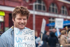 Medico minore a Londra che protesta contro i nuovi contratti Medico minore a Londra che protesta contro i nuovi contratti