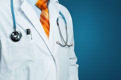 Medico su fondo blu Concetto di assicurazione della medicina di sanità immagine stock libera da diritti Medico su fondo blu Concetto di assicurazione della medicina di sanità immagine stock libera da diritti