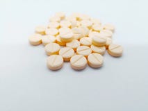 Medikation und Gesundheitswesenkonzept Viele runden hellorangeen Pillen stockbild Medikation und Gesundheitswesenkonzept Viele runden hellorangeen Pillen stockbild