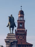 Mediolański Włochy - Cairoli kwadrat, statua Giuseppe GariGaribaldi i Castello Sforzesco chłopiec kopiuje zdjęcia royalty free Mediolański Włochy - Cairoli kwadrat, statua Giuseppe GariGaribaldi i Castello Sforzesco chłopiec kopiuje zdjęcia royalty free
