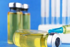 Medische uitrustingen, het smeren, drugs in glascontainers en plastic buizen voor bloedinzameling voor tests aangaande een blauwe stock foto's Medische uitrustingen, het smeren, drugs in glascontainers en plastic buizen voor bloedinzameling voor tests aangaande een blauwe stock foto's