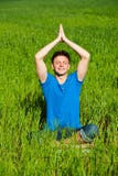 Meditación sana del hombre joven foto de archivo libre de regalías Meditación sana del hombre joven foto de archivo libre de regalías