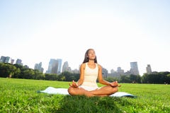 Meditar a la mujer en la meditación en el parque de Nueva York Fotos de archivo Meditar a la mujer en la meditación en el parque de Nueva York Fotos de archivo