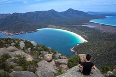 Meditazione sul supporto Amos Summit Overlooking Wineglass Bay nel parco nazionale di Freycinet, Tasmania orientale, Australia immagini stock libere da diritti Meditazione sul supporto Amos Summit Overlooking Wineglass Bay nel parco nazionale di Freycinet, Tasmania orientale, Australia immagini stock libere da diritti