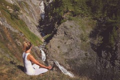 Meditação da mulher perto de uma cachoeira foto de stock Meditação da mulher perto de uma cachoeira foto de stock