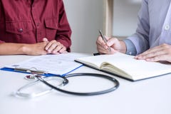 Medizin- und Gesundheitswesenkonzept, Professor Doctor, das Bericht und eine Methode mit geduldiger Behandlung, nach Ergebnissen stockbild Medizin- und Gesundheitswesenkonzept, Professor Doctor, das Bericht und eine Methode mit geduldiger Behandlung, nach Ergebnissen stockbild