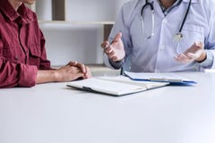 Medizin- und Gesundheitswesenkonzept, Professor Doctor, das Bericht und eine Methode mit geduldiger Behandlung, nach Ergebnissen lizenzfreies stockbild Medizin- und Gesundheitswesenkonzept, Professor Doctor, das Bericht und eine Methode mit geduldiger Behandlung, nach Ergebnissen lizenzfreies stockbild