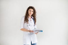 Medizinische Arztdoktorfrau lokalisiert auf weißem Hintergrund Doktor mit Schnappschuß stockbilder Medizinische Arztdoktorfrau lokalisiert auf weißem Hintergrund Doktor mit Schnappschuß stockbilder