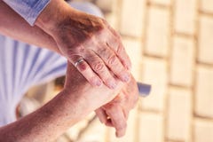 Medizinische Behandlung: Verständnis und Unterstützung für ältere Leute lizenzfreie stockfotografie Medizinische Behandlung: Verständnis und Unterstützung für ältere Leute lizenzfreie stockfotografie