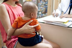Medizinische Beratung eines Babys stockfotos Medizinische Beratung eines Babys stockfotos