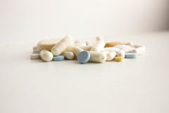 Medizinische Tabletten Handvoll auf einem Weiß lizenzfreies stockfoto Medizinische Tabletten Handvoll auf einem Weiß lizenzfreies stockfoto
