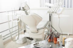 Medizinischer Raum mit odontologischem Gerät und Instrumenten stockfoto Medizinischer Raum mit odontologischem Gerät und Instrumenten stockfoto