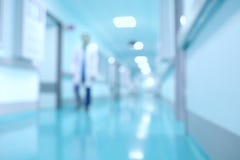 Medizinischer und des Krankenhauskorridors defocused Hintergrund mit modernem L
