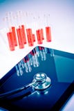 Medizinisches Stethoskop auf modernem digitalem Tabletten-PC im Labor stockbild Medizinisches Stethoskop auf modernem digitalem Tabletten-PC im Labor stockbild