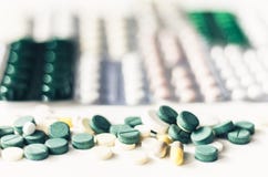 Medizinpillen- oder -kapselblisterpackung auf wei?em Hintergrund mit Kopienraum Drogenverordnung f?r Behandlungsmedikation lizenzfreies stockbild Medizinpillen- oder -kapselblisterpackung auf wei?em Hintergrund mit Kopienraum Drogenverordnung f?r Behandlungsmedikation lizenzfreies stockbild