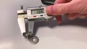 Medição com um compasso de calibre de Digitas video estoque Medição com um compasso de calibre de Digitas video estoque