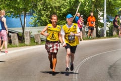 Medmänsklig körnings`-RunTour-Brno ` i fördämningområdet Kör för att stötta fundamentet för rullgardinen arkivfoto Medmänsklig körnings`-RunTour-Brno ` i fördämningområdet Kör för att stötta fundamentet för rullgardinen arkivfoto