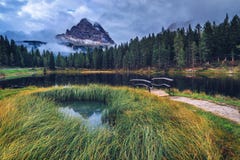 Meer Antorno, Drie Pieken van Lavaredo, Meer Antorno en Tre Cime stock afbeelding Meer Antorno, Drie Pieken van Lavaredo, Meer Antorno en Tre Cime stock afbeelding