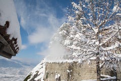 Megala Meteora kloster Sn?nedg?ngar fr?n tr?det royaltyfri foto Megala Meteora kloster Sn?nedg?ngar fr?n tr?det royaltyfri foto