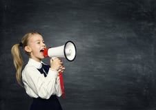 Megaphone κοριτσιών παιδιών η ανακοίνωση, σχολικό παιδί αναγγέλλει, πίνακας Megaphone κοριτσιών παιδιών η ανακοίνωση, σχολικό παιδί αναγγέλλει, πίνακας