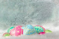 Mehrfache farbige Ostereier auf des Rosas, Blauer und Grüner den Eiern des Pelzes, Ostern-backgroung stockbilder Mehrfache farbige Ostereier auf des Rosas, Blauer und Grüner den Eiern des Pelzes, Ostern-backgroung stockbilder