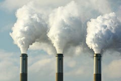 Mehrfache Kraftwerk-Schornsteine des Kohlen-fossilen Brennstoffs strahlen Kohlendioxyd-Verschmutzung aus Mehrfache Kraftwerk-Schornsteine des Kohlen-fossilen Brennstoffs strahlen Kohlendioxyd-Verschmutzung aus