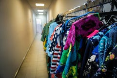 Mehrfarbige Kleidung lizenzfreie stockbilder Mehrfarbige Kleidung lizenzfreie stockbilder