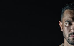 Meia cara do homem sério Macho com a barba na cara n?o barbeado Indivíduo farpado com corte de cabelo à moda no fundo preto cabel imagens de stock royalty free Meia cara do homem sério Macho com a barba na cara n?o barbeado Indivíduo farpado com corte de cabelo à moda no fundo preto cabel imagens de stock royalty free