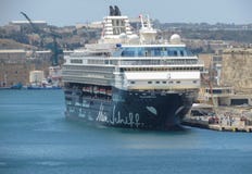 Mein Schiff Herz statek wycieczkowy cumowa? przy Valletta schronieniem zdjęcia royalty free Mein Schiff Herz statek wycieczkowy cumowa? przy Valletta schronieniem zdjęcia royalty free