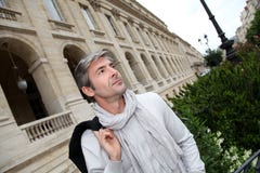 Meio considerável homem envelhecido que sightseeing na cidade fotos de stock Meio considerável homem envelhecido que sightseeing na cidade fotos de stock