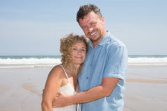Meio romântico pares envelhecidos que apreciam a caminhada bonita de Sun na praia fotos de stock Meio romântico pares envelhecidos que apreciam a caminhada bonita de Sun na praia fotos de stock