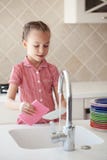 Meisje die de schotels wassen stock afbeelding Meisje die de schotels wassen stock afbeelding