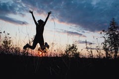 Meisje die gelukkig in zonsonderganglicht springen De zomer, Aard, openlucht, vrijheid, succes, gelukconcept royalty-vrije stock foto's Meisje die gelukkig in zonsonderganglicht springen De zomer, Aard, openlucht, vrijheid, succes, gelukconcept royalty-vrije stock foto's