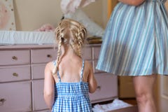 Meisje die mamma helpen Royalty-vrije Stock Afbeelding Meisje die mamma helpen Royalty-vrije Stock Afbeelding