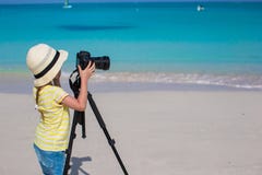 Meisje die met camera op driepoot schieten tijdens stock afbeeldingen Meisje die met camera op driepoot schieten tijdens stock afbeeldingen