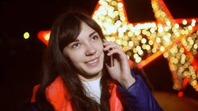 Meisje die op de nacht van telefoon bokeh smartphone spreken stock footage Meisje die op de nacht van telefoon bokeh smartphone spreken stock footage