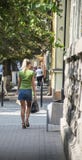 Meisje die op nthestraat lopen royalty-vrije stock afbeeldingen Meisje die op nthestraat lopen royalty-vrije stock afbeeldingen